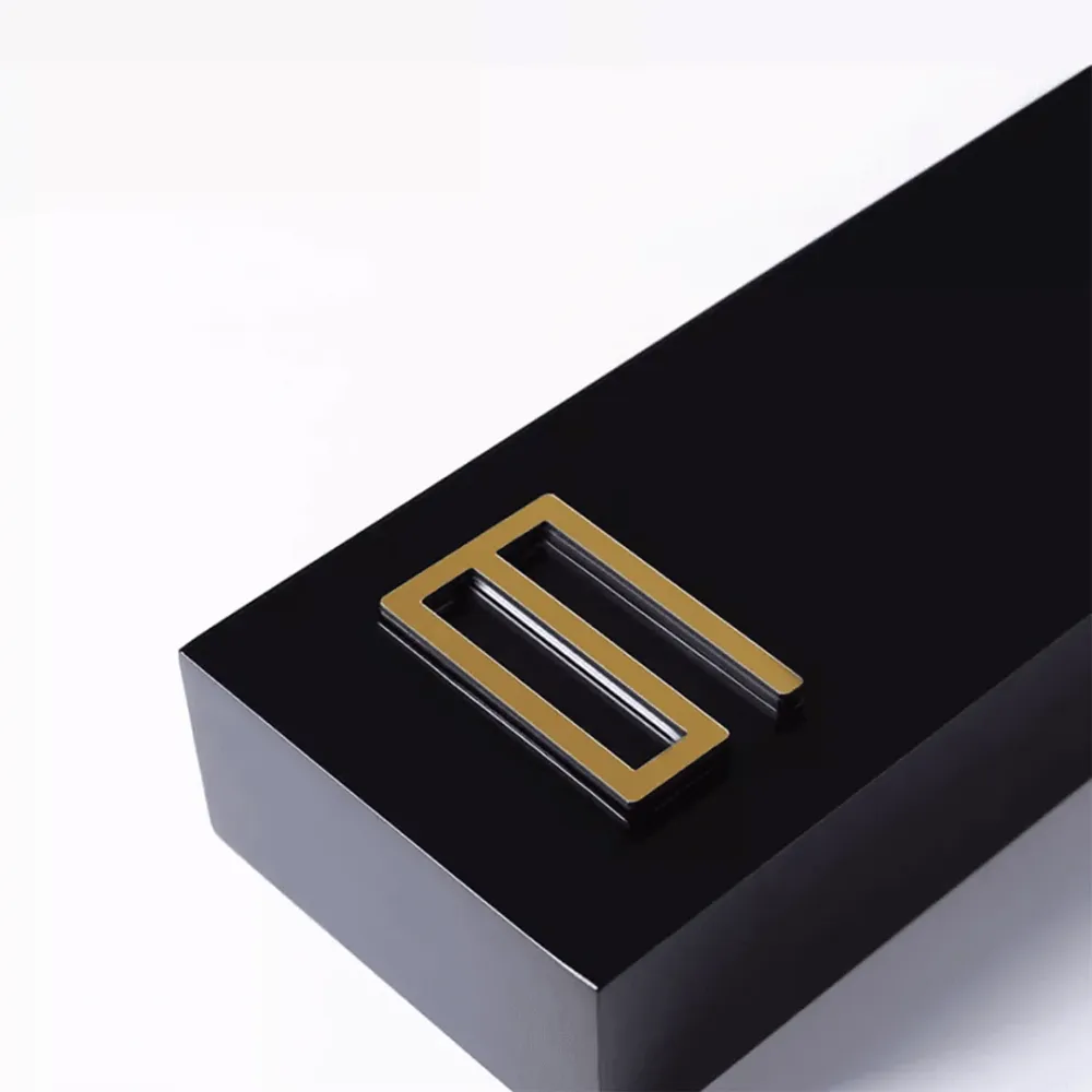Minimalist Vertical Metal Wall Clock 