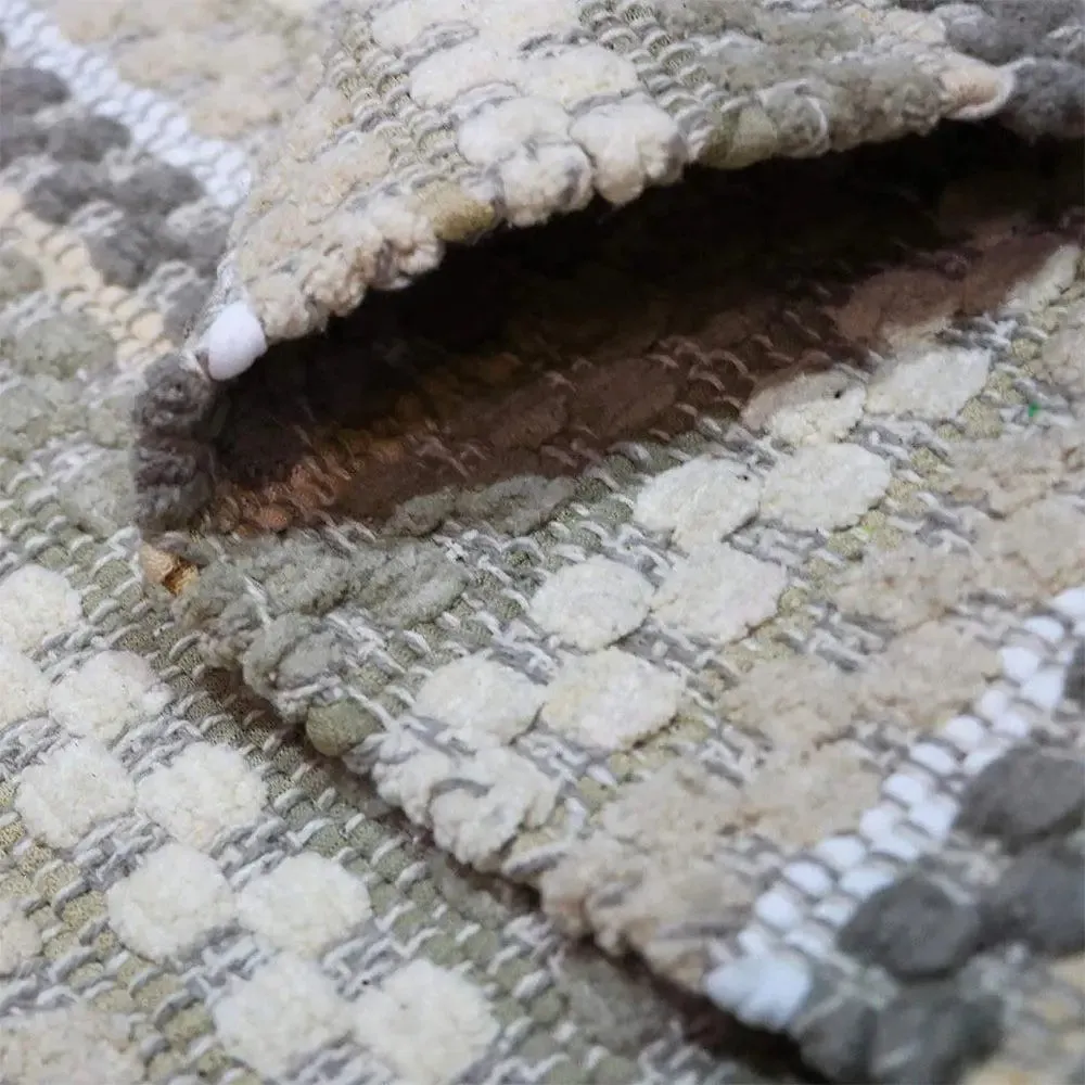 Beige Traditional Pattern Handwoven Cotton Area Rug (20 x 32) Inches
