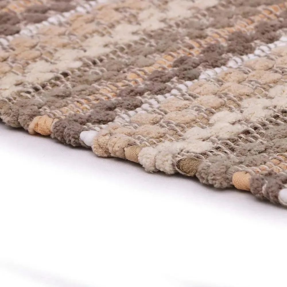 Beige Traditional Pattern Handwoven Cotton Area Rug (27 x 45) Inches