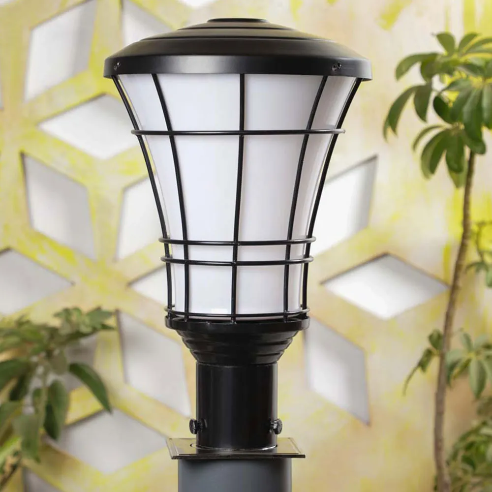 Black Framed Traditional Warm Outdoor Gate Light Single Piece