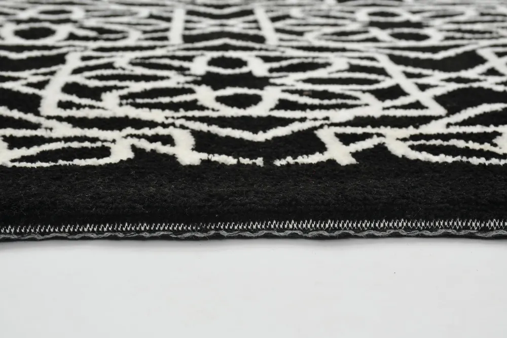 Classic Black and White Geometric Print Polyester Carpet 2X5