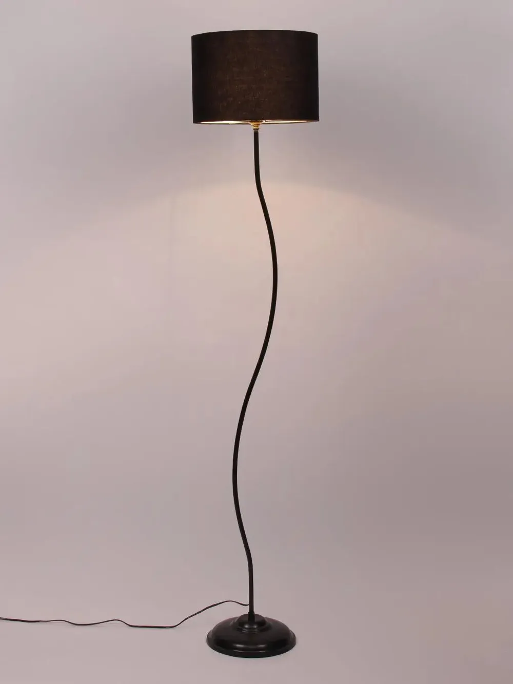Deigner Wavy Floor Lamp With Drum Shape Cotton Shade Black