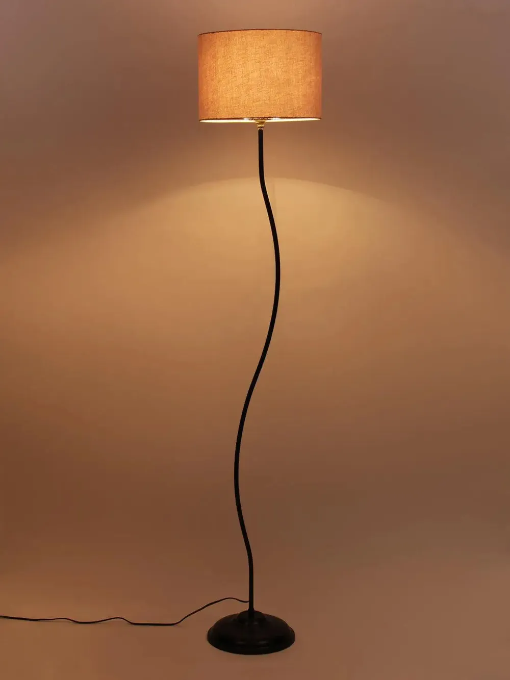Deigner Wavy Floor Lamp With Drum Shape Cotton Shade Black