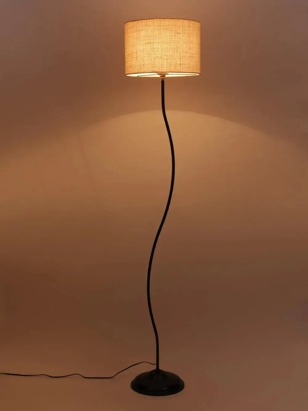 Deigner Wavy Floor Lamp With Drum Shape Jute Shade Beige