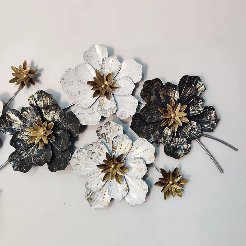 WallMantra Elegance in Black and White Flowers