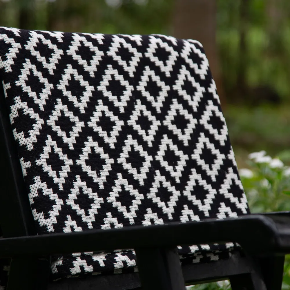 Elegant Monochrome Checkered Throw