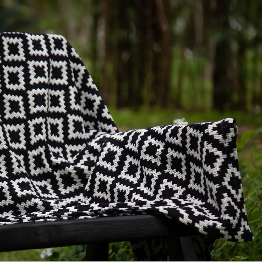 Elegant Monochrome Checkered Throw