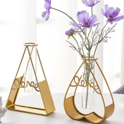 Glorious Trigonal Cordate Glass Vase