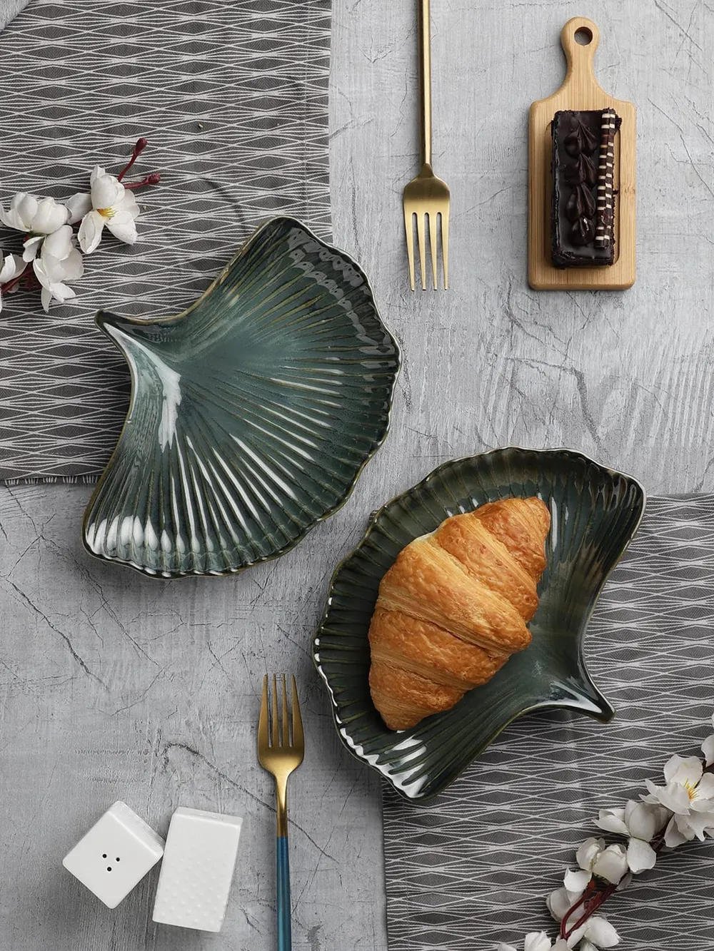 Green Petals Designer Ceramic Snacks Platter Set Of 2