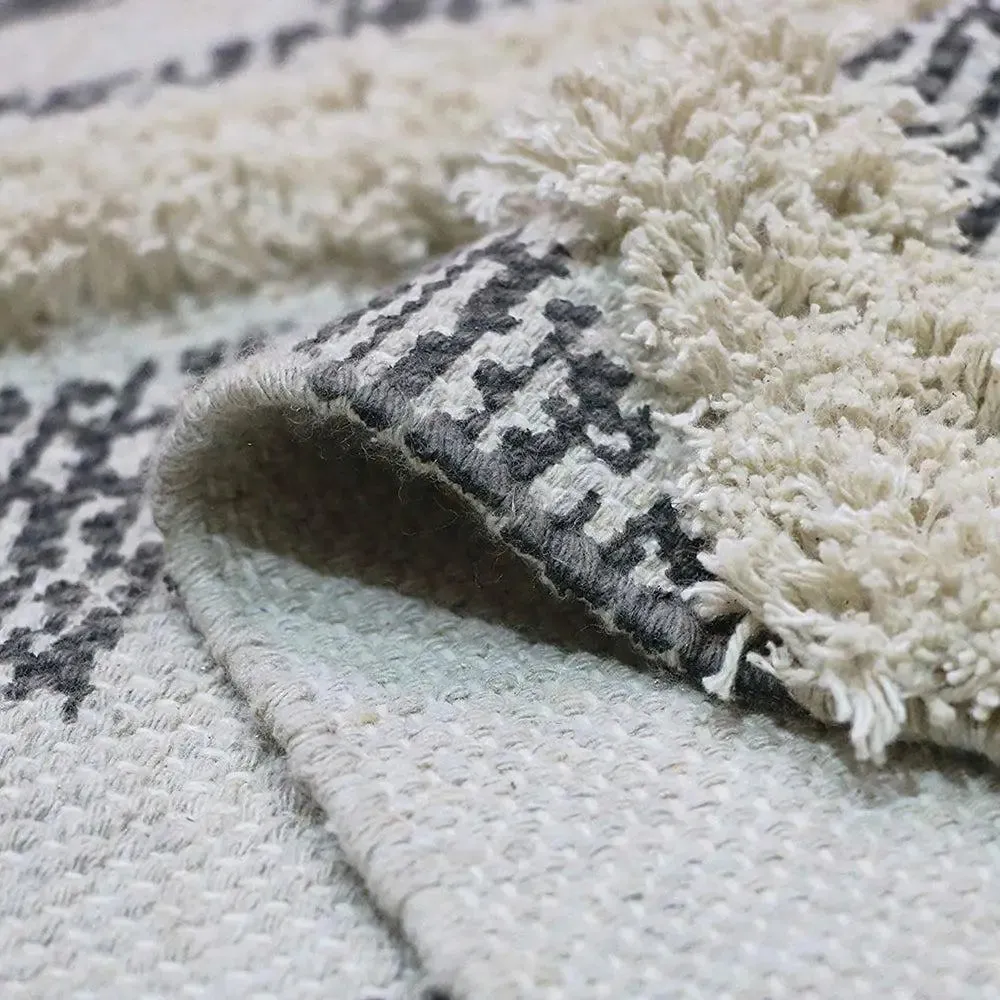 Grey & White Ethnic Pattern Tufted Area Rug (3 x 5) ft