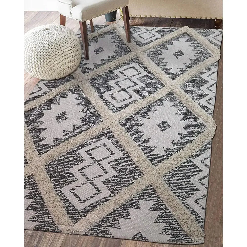 Grey & White Ethnic Pattern Tufted Area Rug (3 x 5) ft