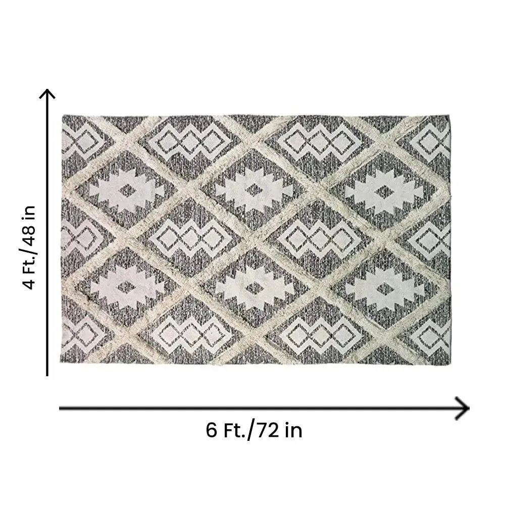 Grey & White Ethnic Pattern Tufted Area Rug (4 x 6) ft