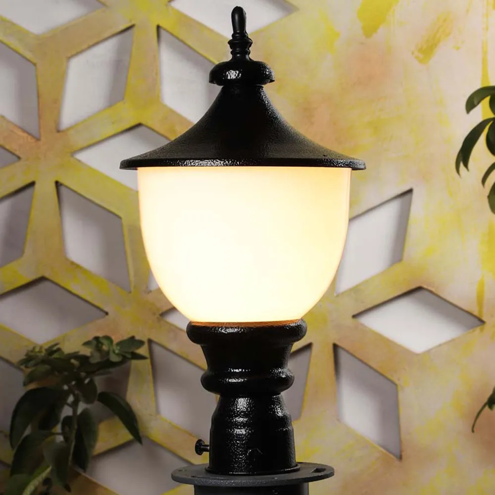 Royal Traditional Designer Warm Outdoor Gate Light Single Piece