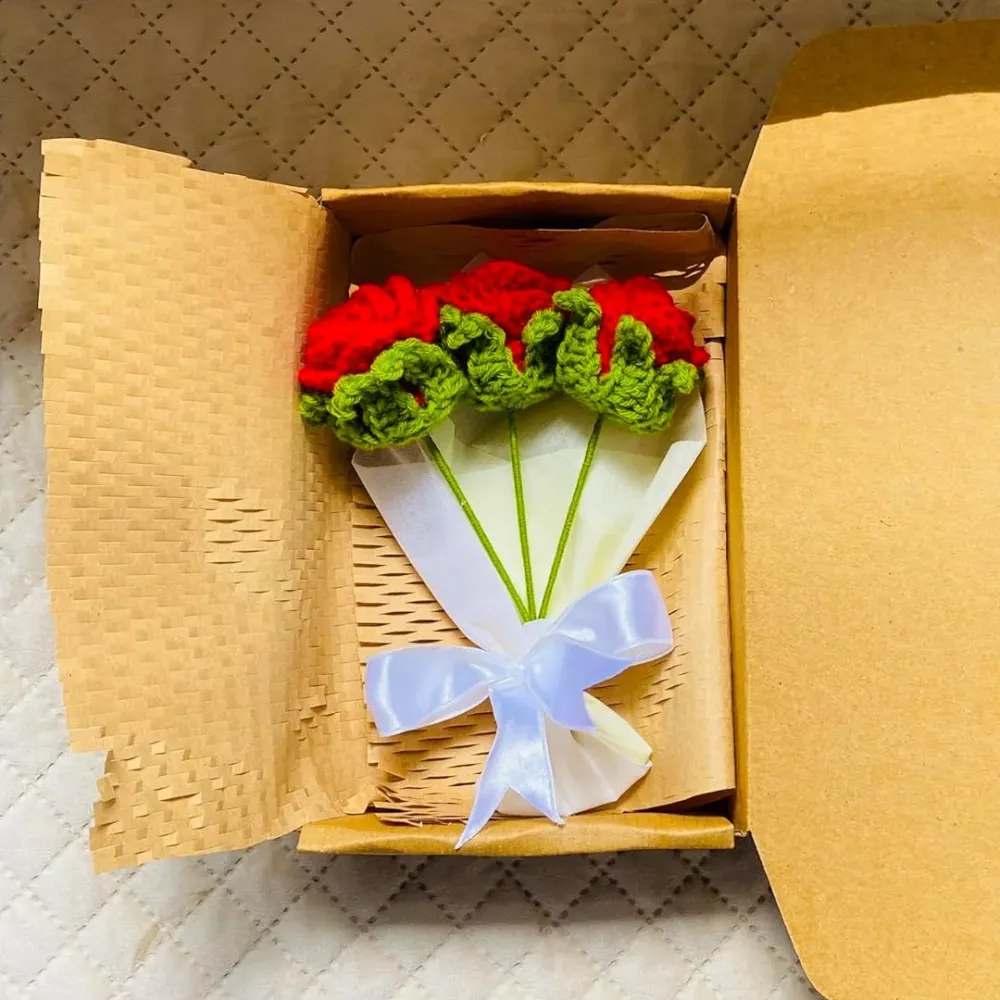 WallMantra Three red crochet roses 