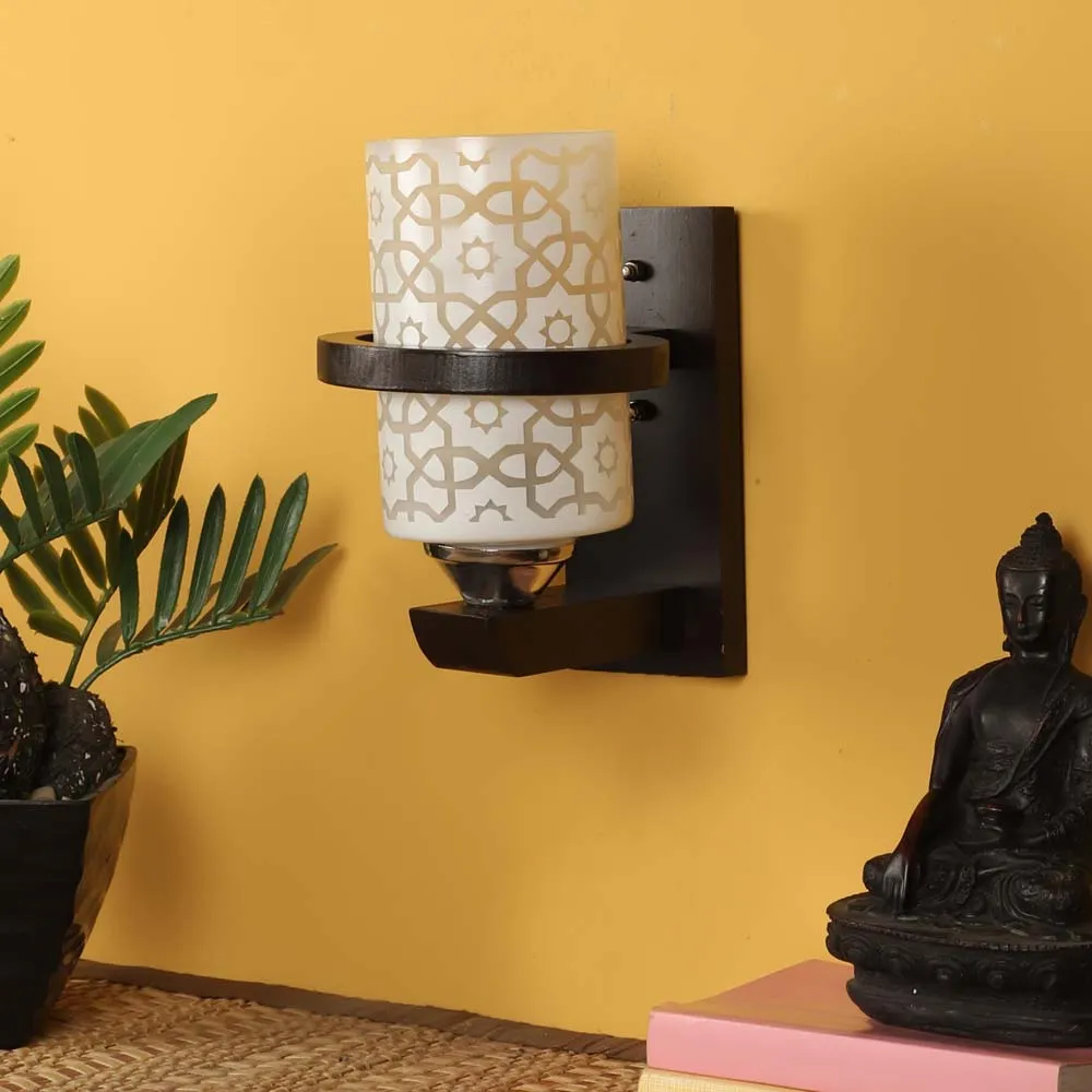 Wooden Frame Encircled Traditional Designer Wall Light Single Piece