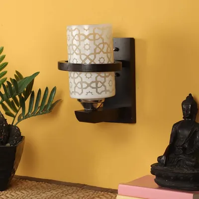 Wooden Frame Encircled Traditional Designer Wall Light