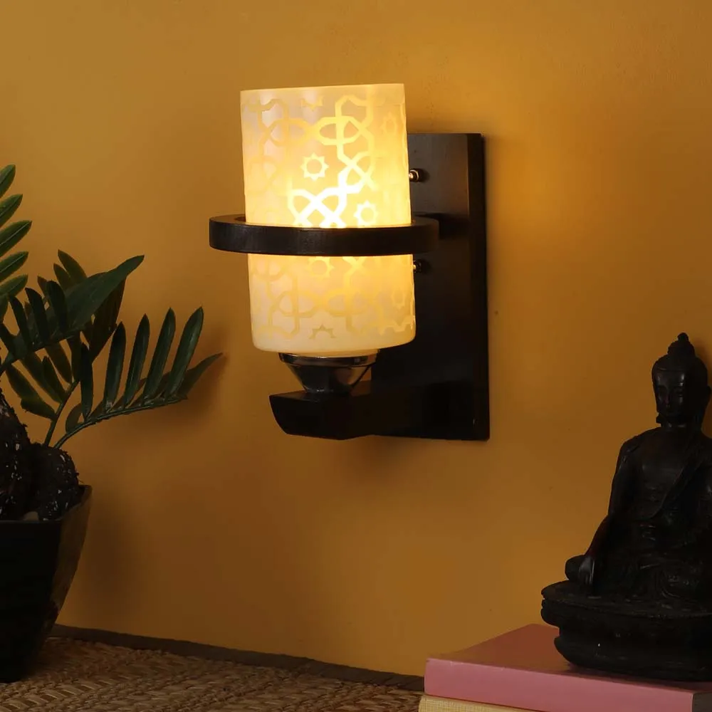 Wooden Frame Encircled Traditional Designer Wall Light Single Piece